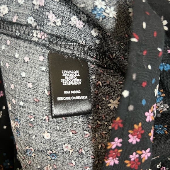 Torrid Plus Size 4 Challis Cold Shoulder Smocked Blouse Black Wild Daisy Print - Picture 6 of 6